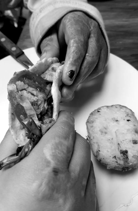  Fernanda almorzando antes de ir a la escuela. 